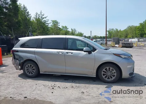 2021 Toyota Sienna Le z USA, uszkodzony, nr VIN 5TDKSKFC9MS035607